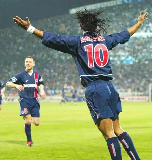 展示了他在 展示了他在